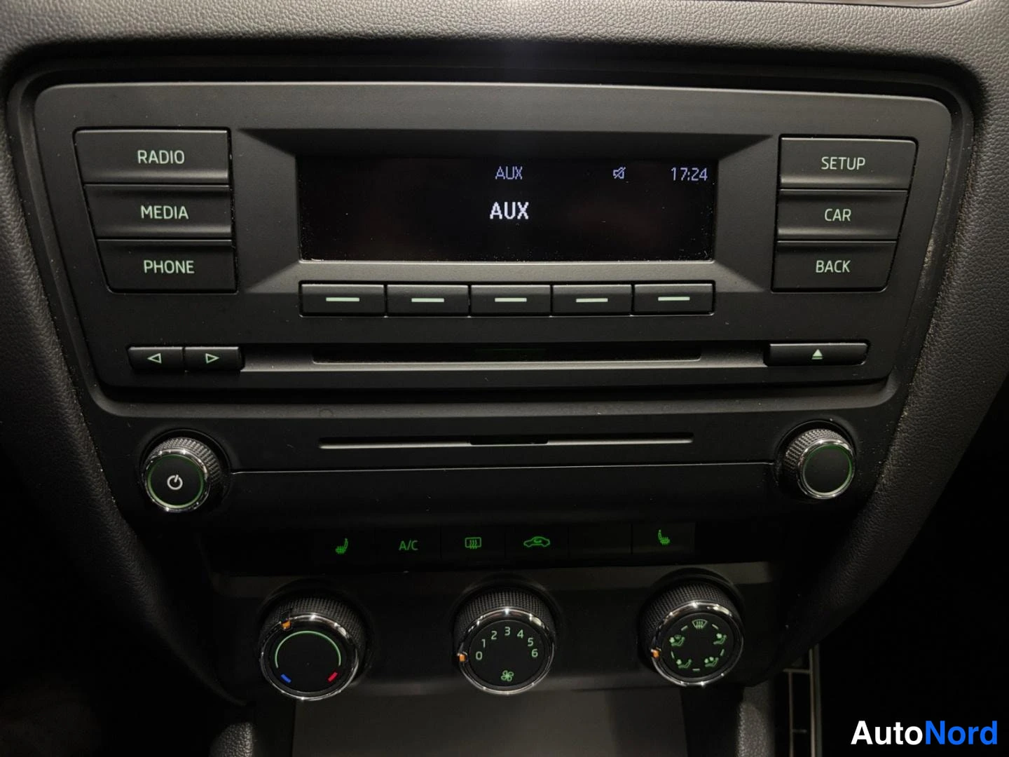 Muu: Radiopaneeli: RADIO-, MEDIA- ja PHONE-painikkeet, näytöllä AUX ja kello 17:24, SETUP- ja CAR-painikkeet, CD-asema.