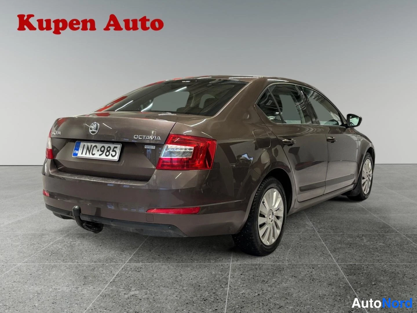 Takaviisto: Skoda Octavia -henkilöauto takaa ja oikealta sivulta, rekisteritunnus, lukkiutumaton peräkoukku.