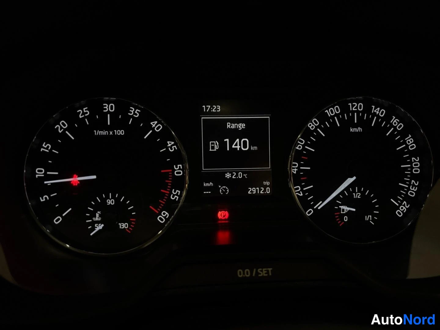 Muu: Mittaristo: nopeusmittari 0-260 km/h ja kierroslukumittari, näytöllä Range 140 km, trip 2912.0 ja kello 17:23.