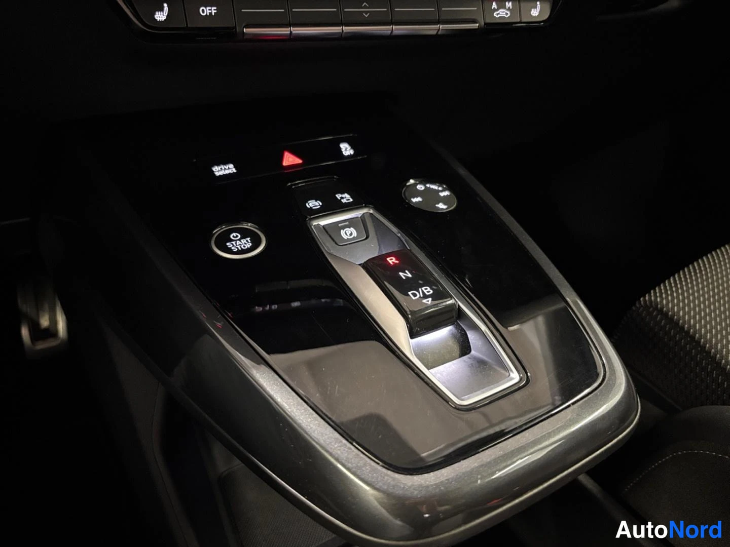 Yksityiskohta: Keskikonsoli: automaattivaihteen valitsin (R, N, D/B), START STOP -painike ja drive select -valinta