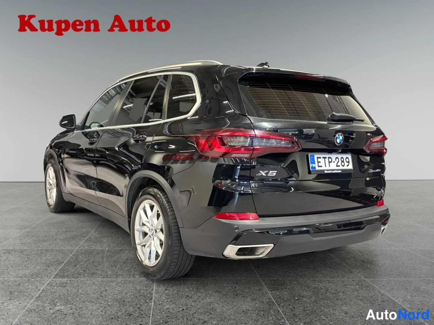 Takaviisto: Musta BMW X5 -maasturi takaapäin vasemmalta kuvattuna, rekisteritunnus, X5-merkintä takaluukussa.