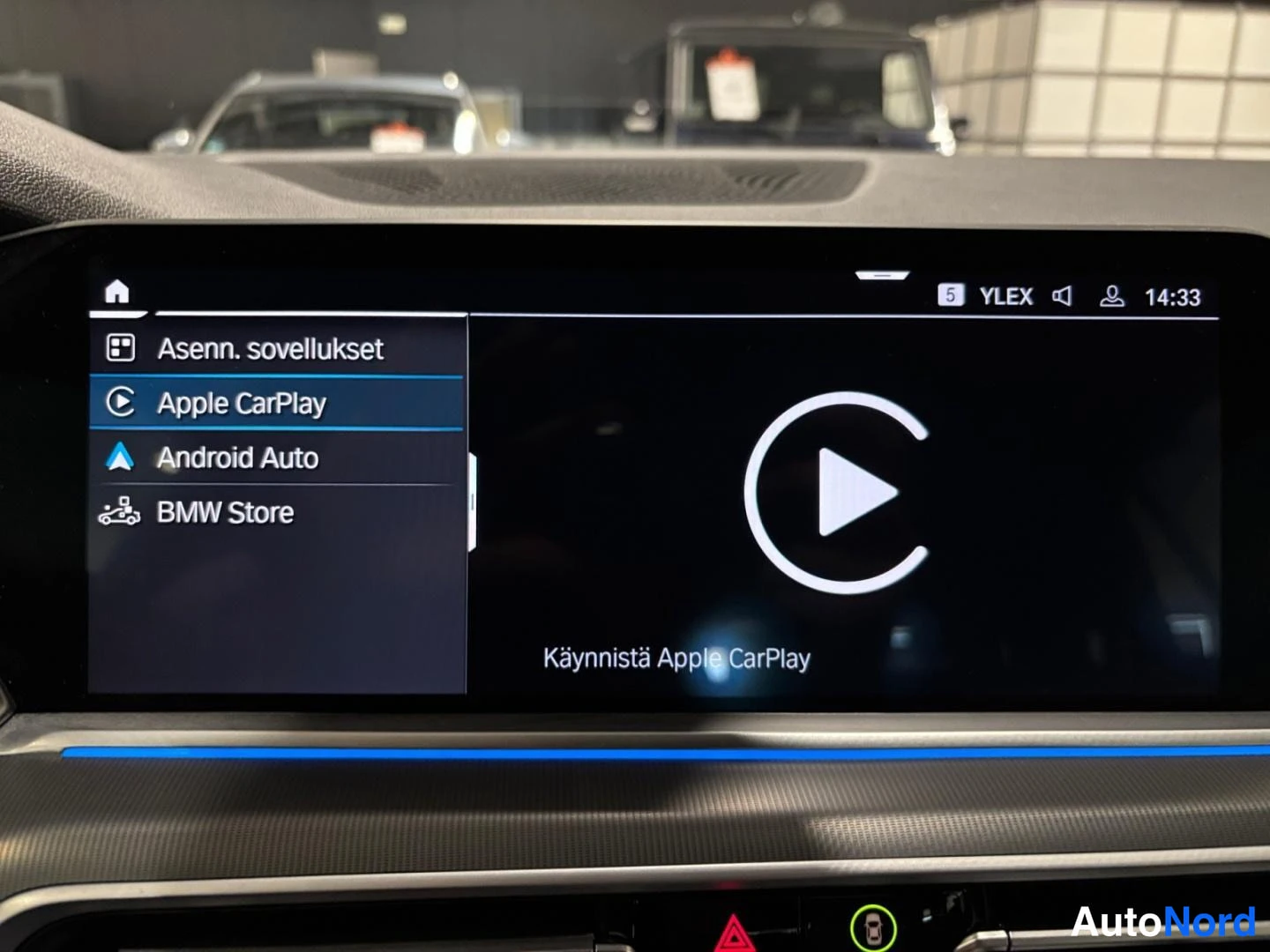 Muu: Infotainment-näyttö, jossa valittuna Apple CarPlay ja teksti Käynnistä Apple CarPlay.