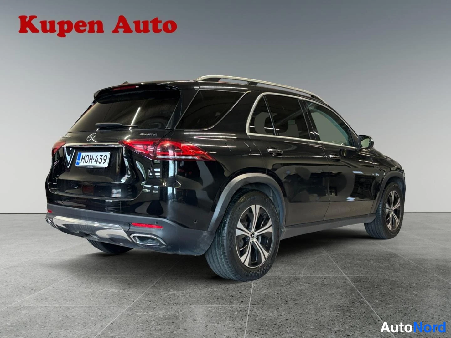 Takaviisto: Musta Mercedes-Benz GLE -maasturi kuvattu kolmesta neljäsosasta takaa oikealta, takavalot ja oikea kylki näkyvät studiohallissa.
