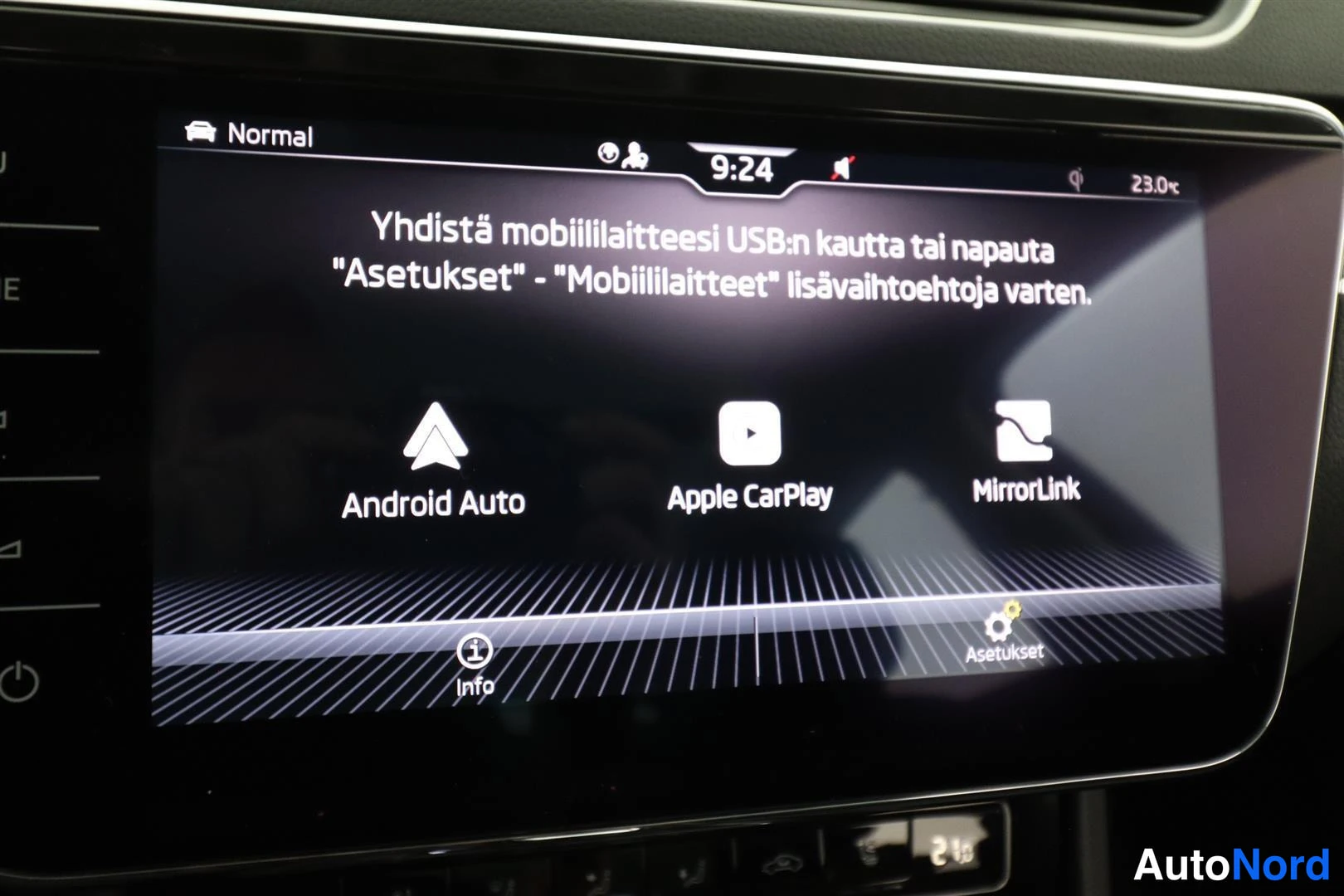 Muu: Auton infotainment-näyttö näkymässä, jossa lukee ohje mobiililaitteen yhdistämisestä USB:n kautta; Android Auto-, Apple CarPlay- ja MirrorLink-valinnat näkyvät