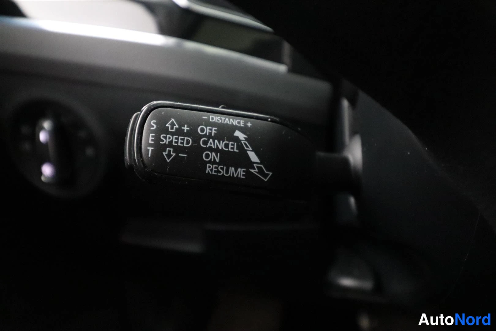Muu: Ohjaussymbolin cruise control -vipu lähikuvassa teksteillä DISTANCE, OFF, CANCEL, ON ja RESUME.