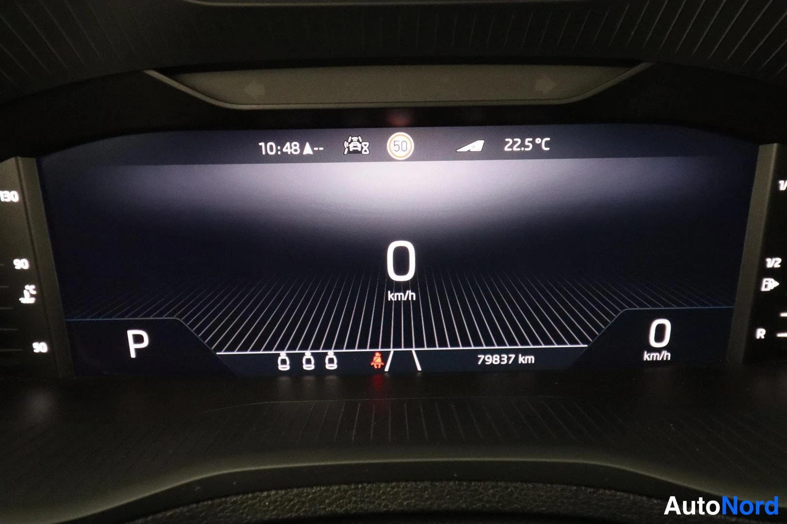 Yksityiskohta: Digitaalinen mittaristo näyttää 79837 km mittarilukeman, P-vaihteen ja 22,5 °C lämpötilan.