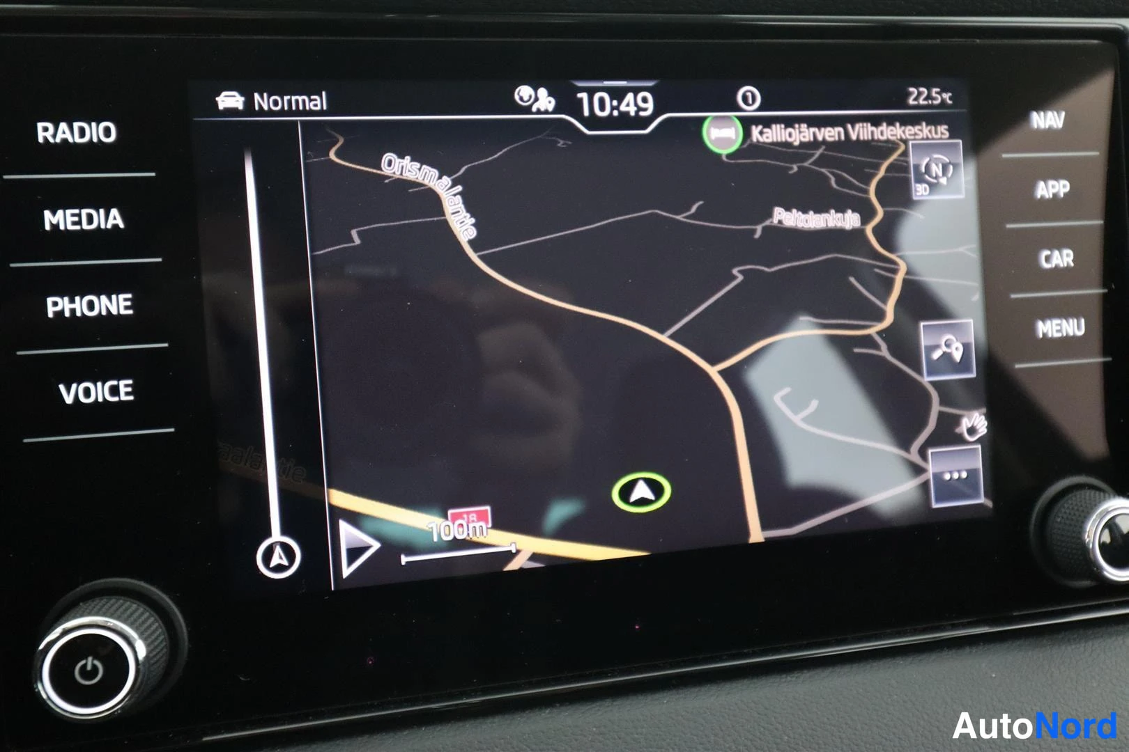 Muu: Autoon sisäinen infotainment-näyttö, jossa näkyy navigointikartta Orismalanrannan ja Kalliojärven Viihdekeskuksen alueilta, kello 10:49 ja lämpötila 22,5 °C.