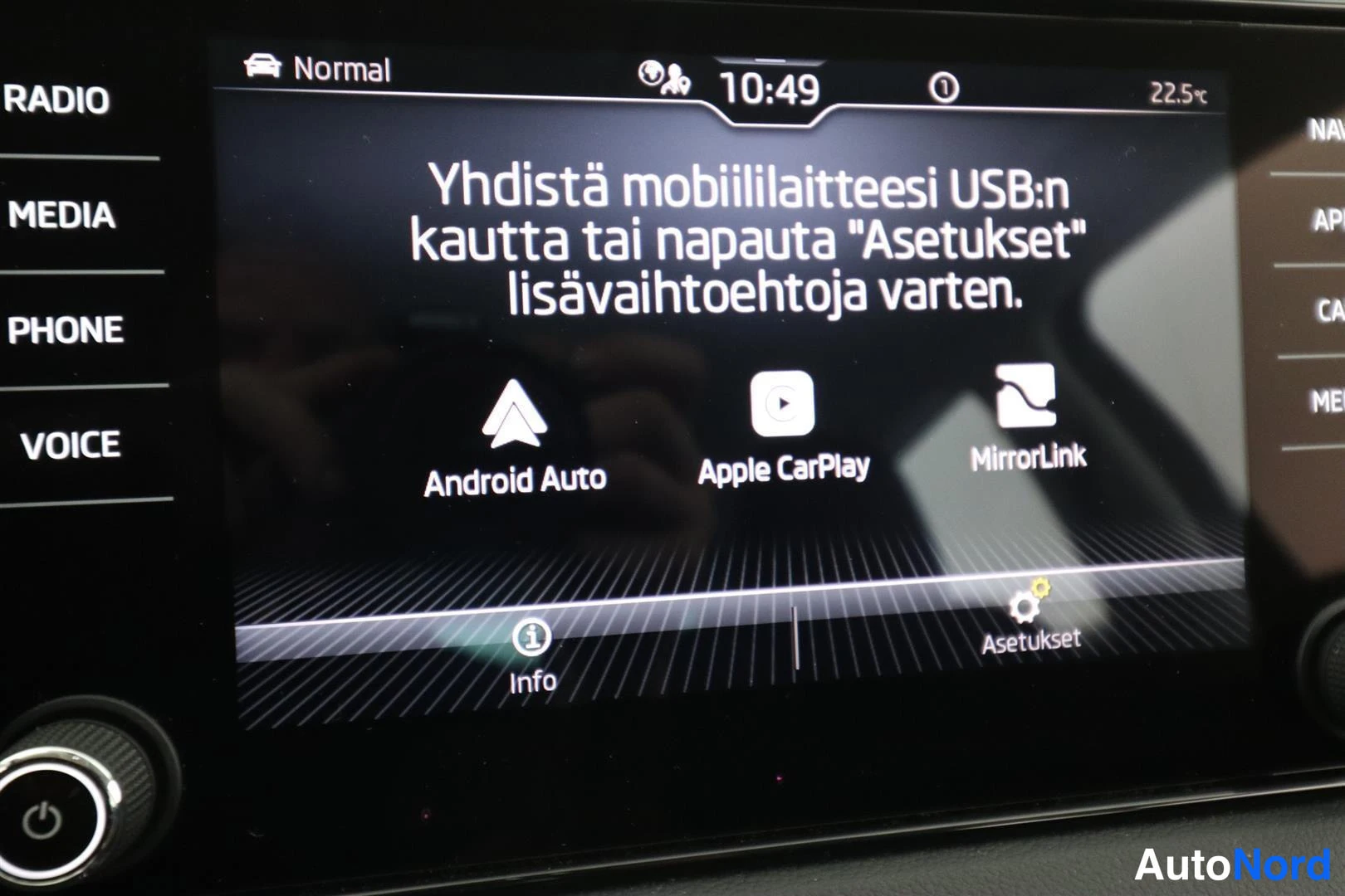 Muu: Auton näyttö, jossa teksti 'Yhdistä mobiililaitteesi USB:n kautta tai napauta Asetukset lisävaihtoehtoja varten' ja kuvakkeet Android Auto, Apple CarPlay ja Mir
