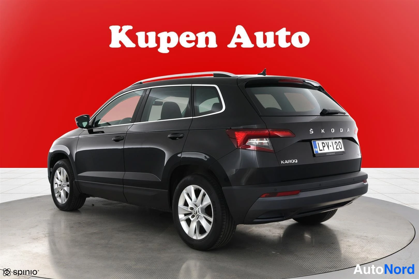 Takaviisto: Mustan Skoda Karoqin takakulmakuva, perä ja kylki näkyvissä, takavalot ja rekisterikilpi.