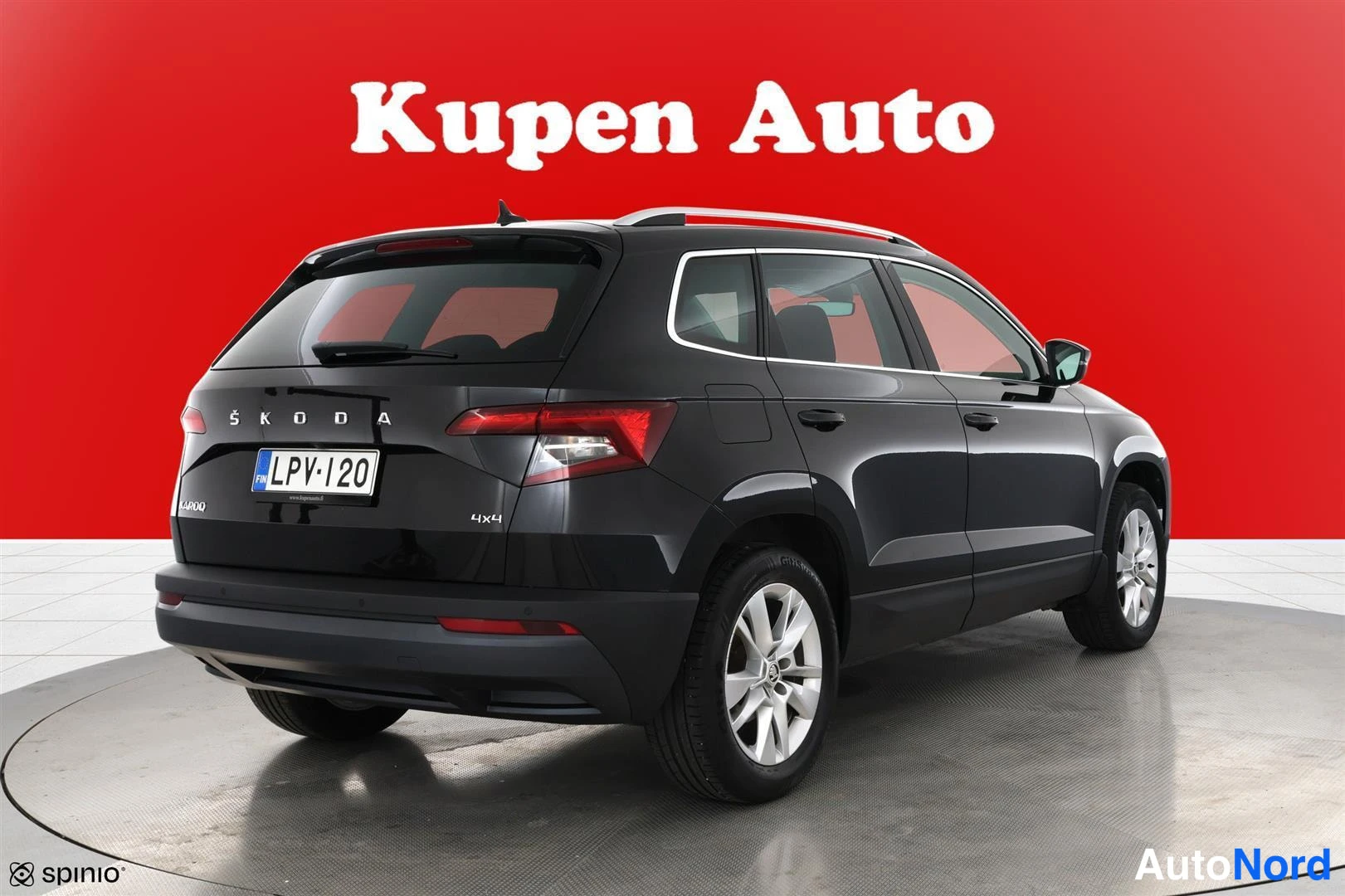 Takaviisto: Mustan SUV-auton takakulman kuvakulma rekisterikilpi näkyvissä.