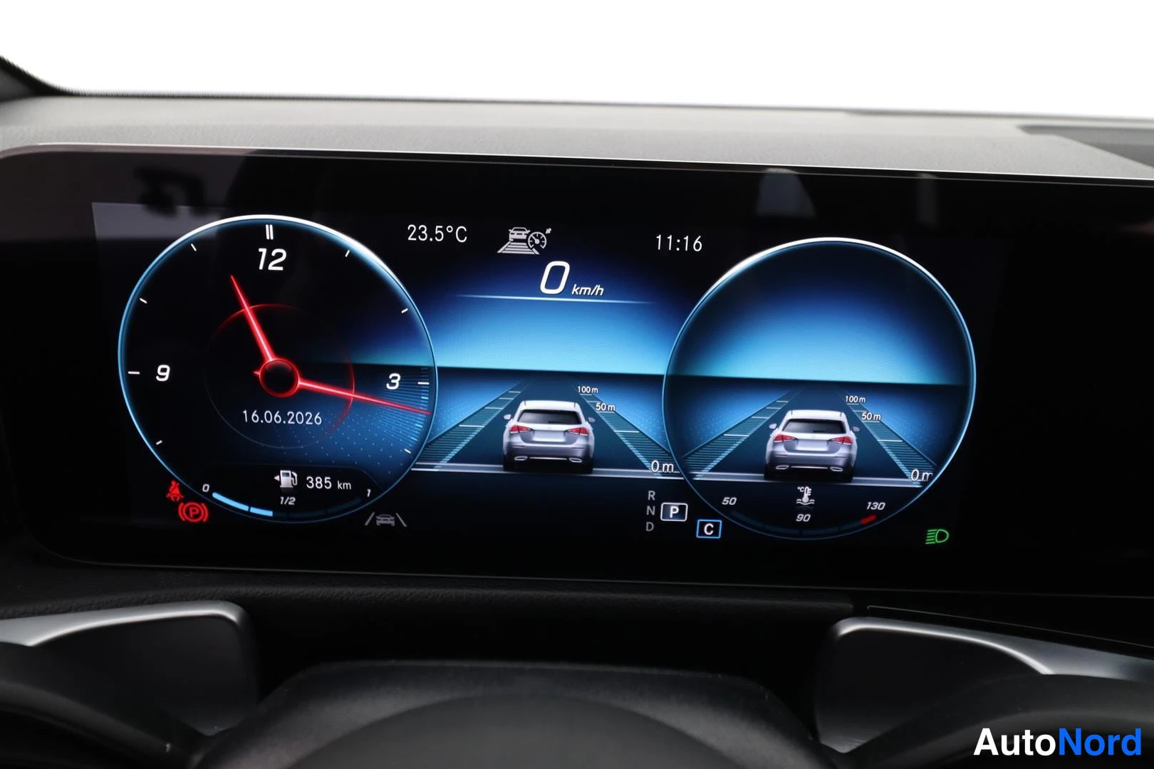 Muu: Mercedes-Benzin digitaalinen mittaristo: kello- ja nopeusnäytöt, nopeus 0 km/h, lämpötila 23,5 °C, kello 11:16, päivämäärä 16.06.2026, polttoainemittari 1/2 ja
