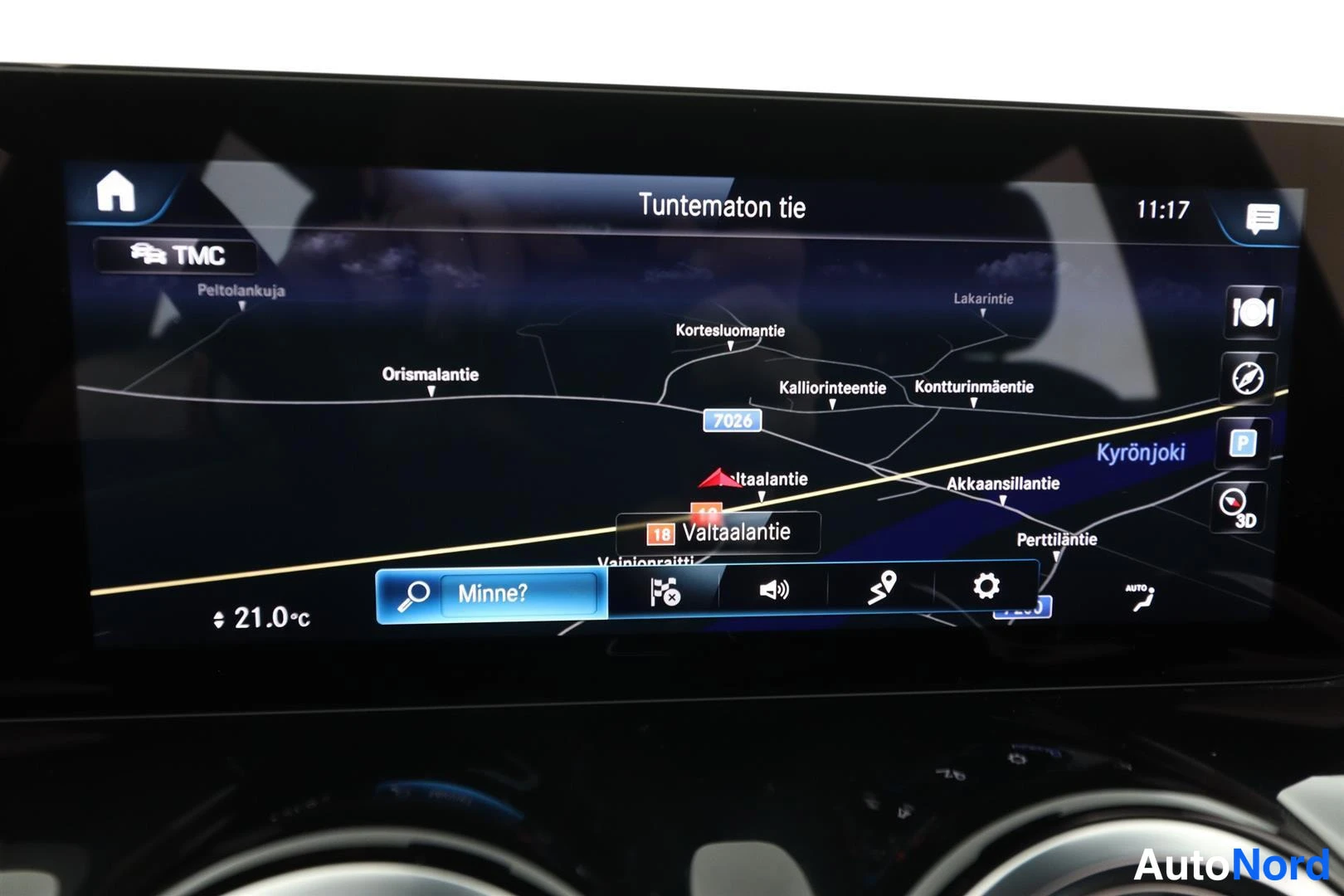 Muu: Mercedes-Benzin navigointinäyttö näyttää TMC-kartan tekstillä 'Tuntematon tie', lämpötilan 21.0°C ja kello 11:17.