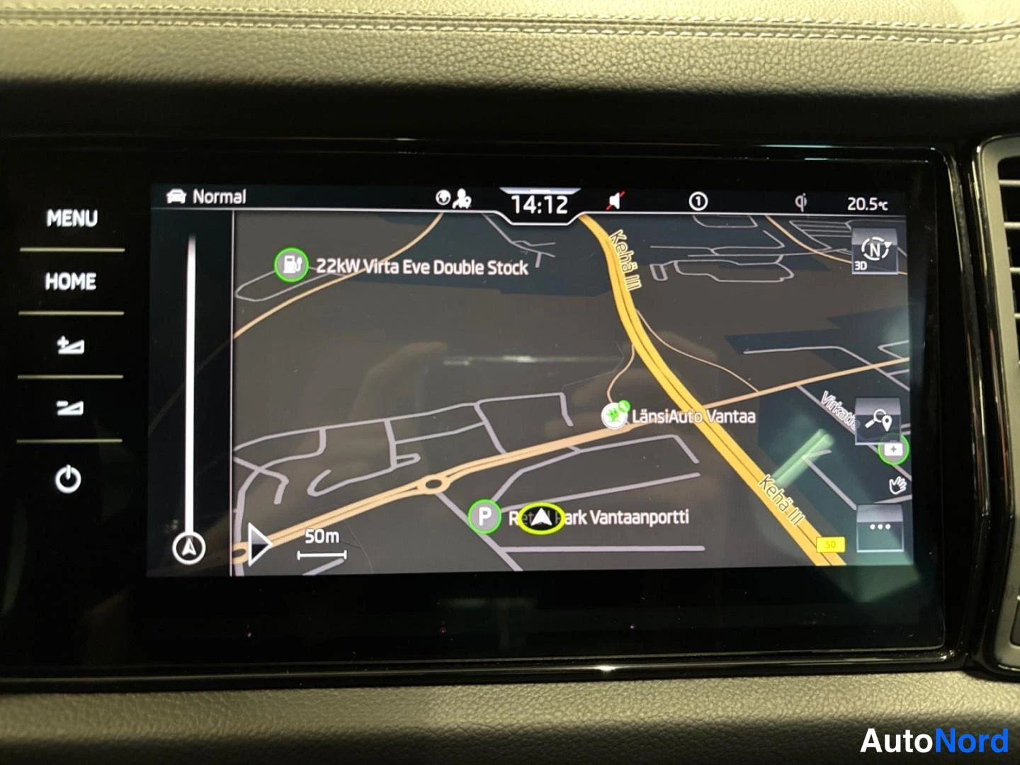 Muu: Infotainment-näyttö karttanäkymässä, näkyvissä tekstit '22kW-Virta Eve Double Stock' ja 'LänsiAuto Vantaa'.