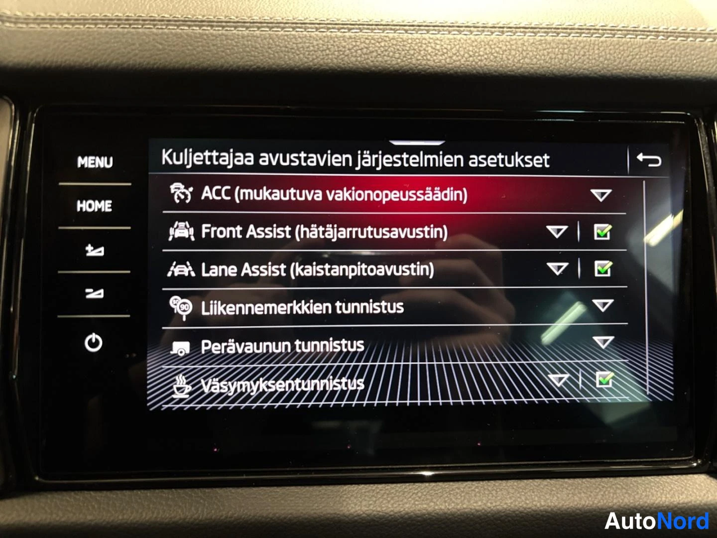 Muu: Kojelaudan näyttö näyttää kuljettajaa avustavien järjestelmien asetukset: ACC, Front Assist, Lane Assist, liikennemerkkien tunnistus, perävaunun tunnistus ja vä