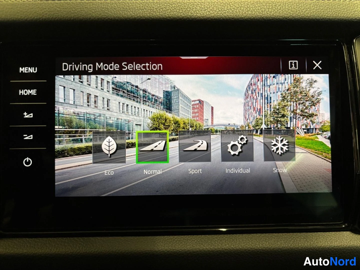Muu: Keskirivin näyttö näyttää Driving Mode Selection -valikon, jossa valittavana Eco, Normal, Sport, Individual ja Snow -ajotilat.