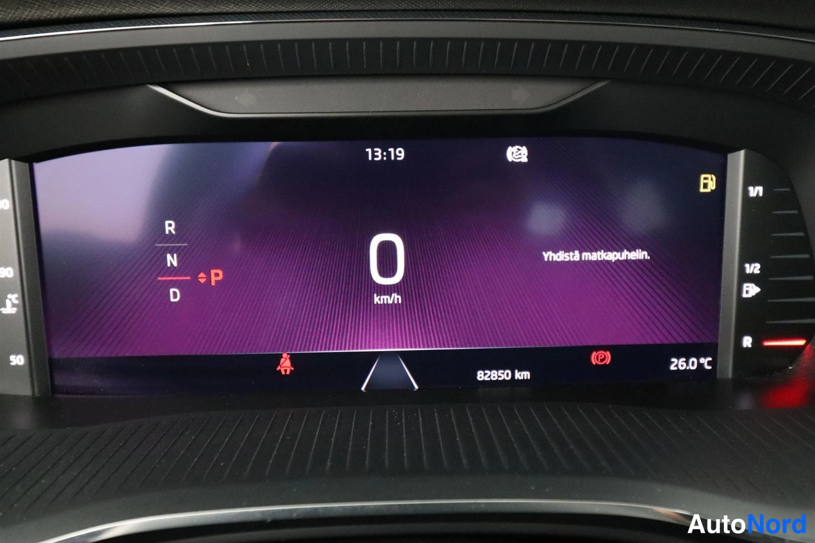 Yksityiskohta: Digitaalinen mittaristo näyttää 82850 km lukemat ja 26.0 °C ulkolämpötilan; vaihde P.