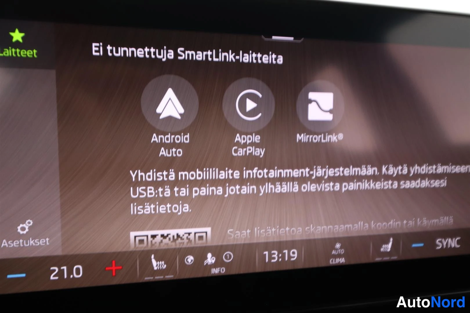Yksityiskohta: SmartLink-näyttö: 'Ei tunnettuja SmartLink-laitteita'; Android Auto, Apple CarPlay ja MirrorLink kuvakkeet.