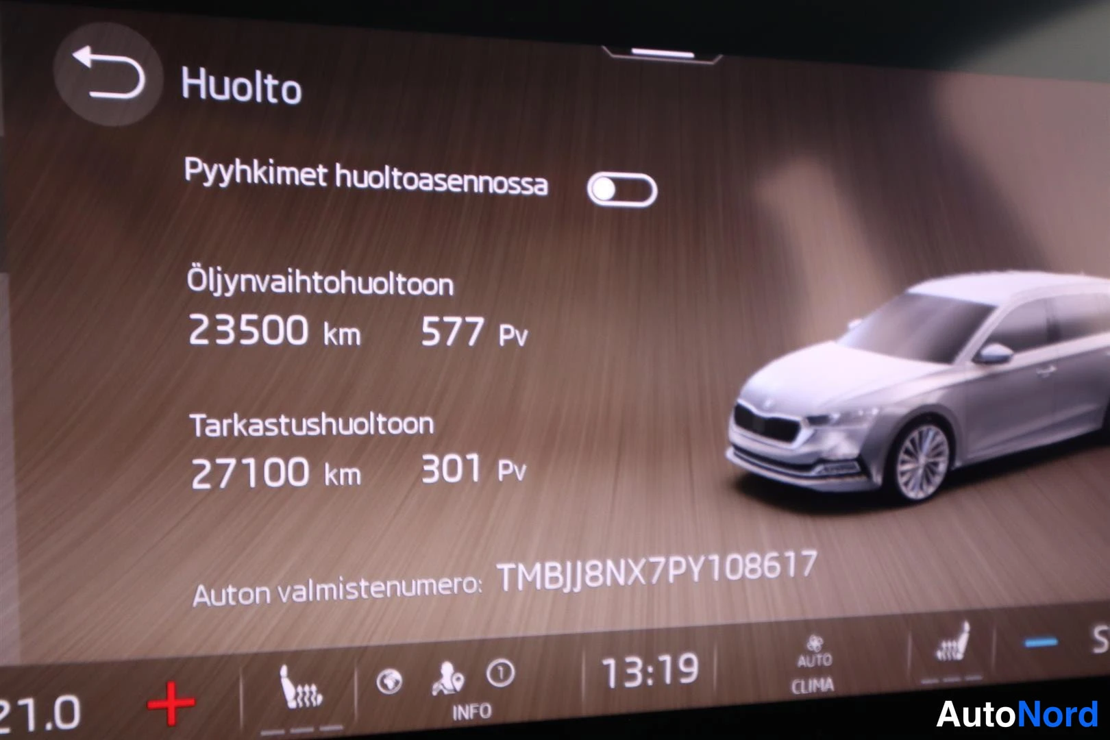 Yksityiskohta: Auton näytön Huolto-näkymä: öljynvaihtohuoltoon 23500 km / 577 pv, tarkastushuoltoon 27100 km / 301 pv, valmistenumero TMBJJ8NX7PY108617.