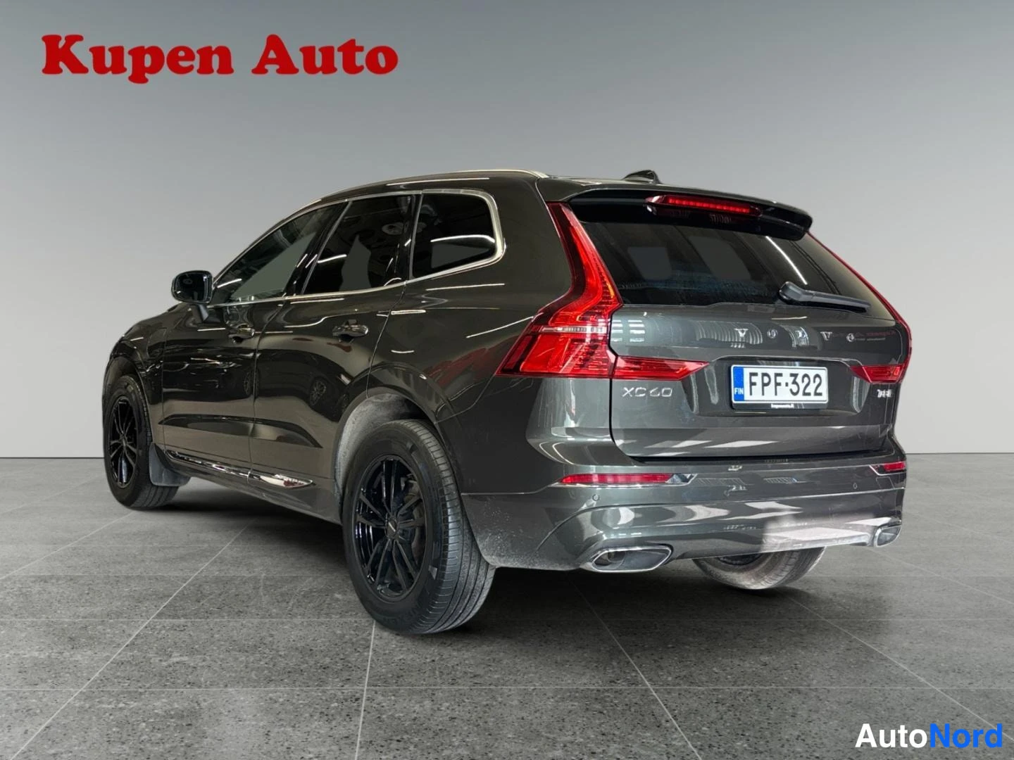 Takaviisto: Volvo XC60 takakolmasosanäkymä vasemmalle, XC60-teksti ja rekisteri takaluukussa, kaksoispakoputket.