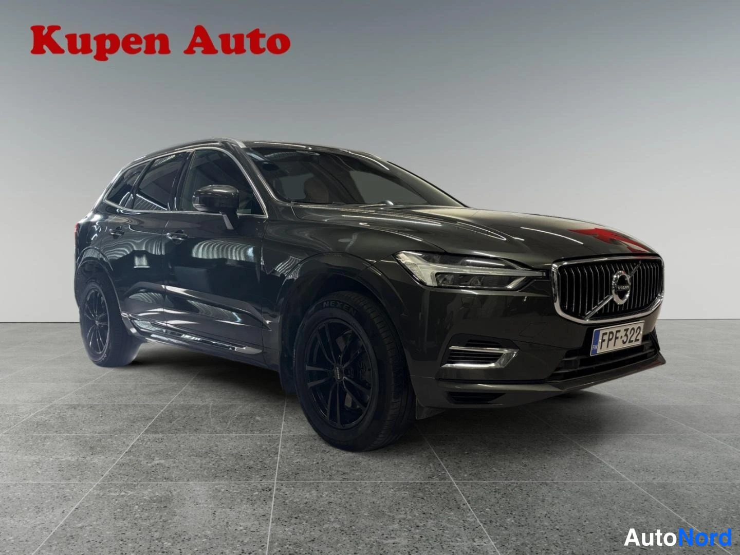 Etuviisto, nokka oikealle: Volvo XC60 etukolmasosanäkymä oikealle, tumma kori, rekisteri, mustat vanteet.