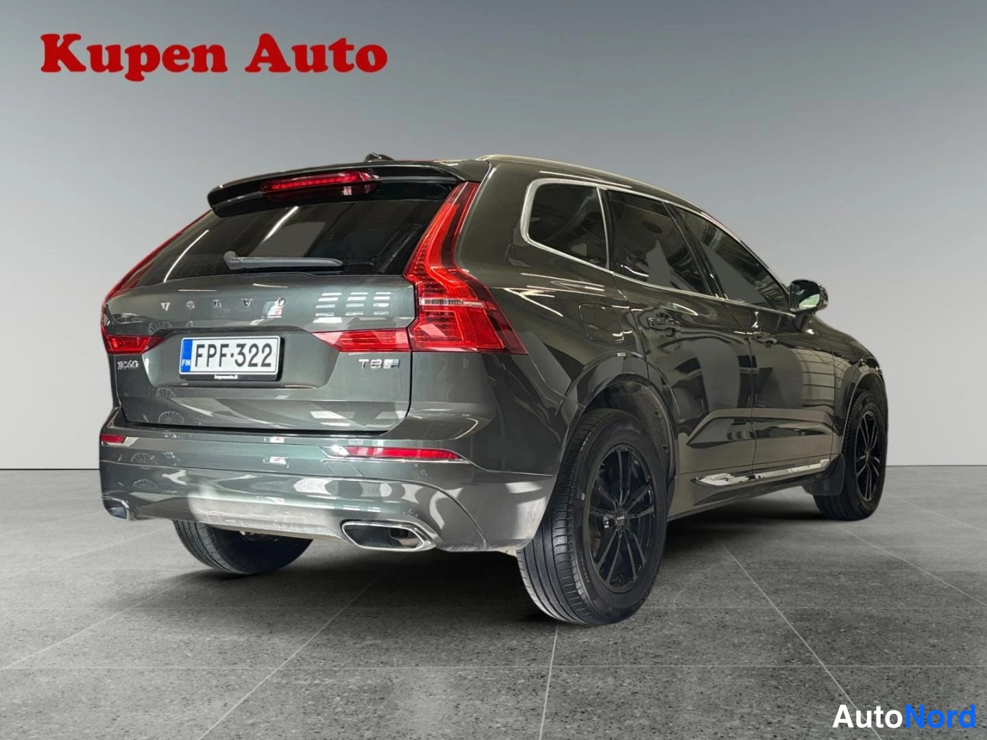 Takaviisto: Volvo XC60:n takakulma, tummanharmaa koristus rekisterikilpi, kolmen sektorin takavalo ja kaksiosainen pakoputki näkyvät.