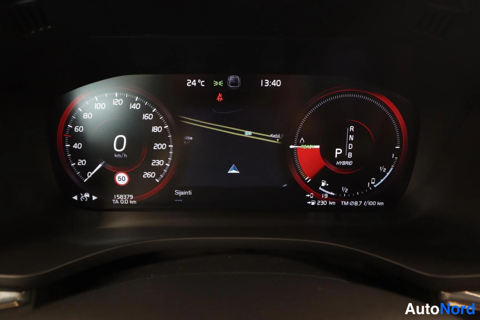 Muu: Kuljettajan digitaalinen mittaristo: nopeusmittari 0 km/h, vaihde P HYBRID, odometer 158379 km, kantama 230 km, kesäkulutus 8,7 l/100 km.