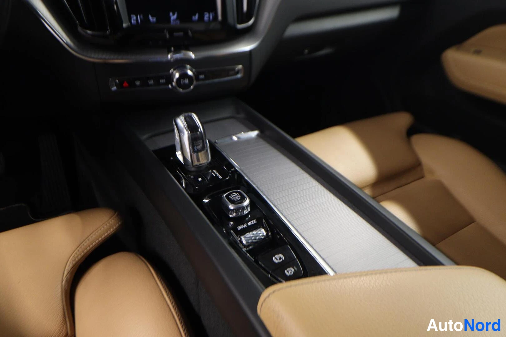Muu: Keskikonsoli ja automaattivaihteen valitsin, tankea (beige) nahkaverhoillut etuistuimet, START/STOP ENGINE- ja DRIVE MODE -painikkeet.