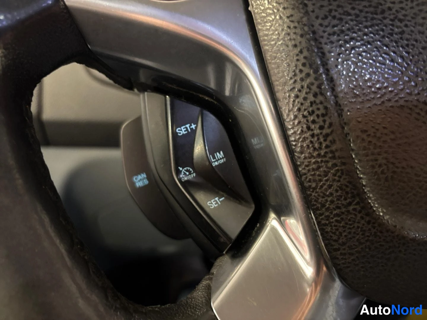 Yksityiskohta: Ohjauspyörän cruise control -painikkeet: SET+, SET–, LIM ja CAN RES