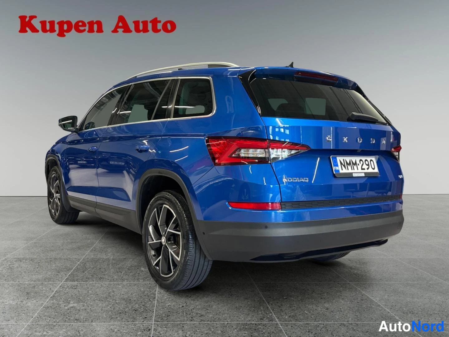 Takaviisto: Sininen Skoda Kodiaq takakulmasta oikealta vasemmalle, rekisteritunnus.