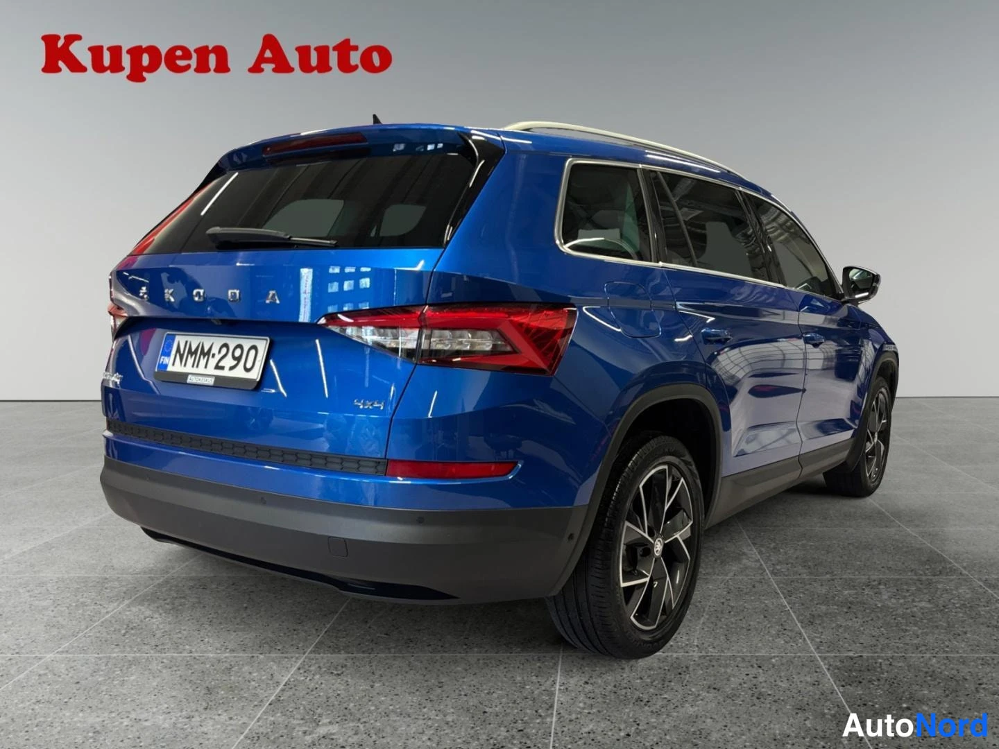 Takaviisto: Sininen Skoda Kodiaq takakulmasta vasemmalta oikealle, rekisteritunnus.