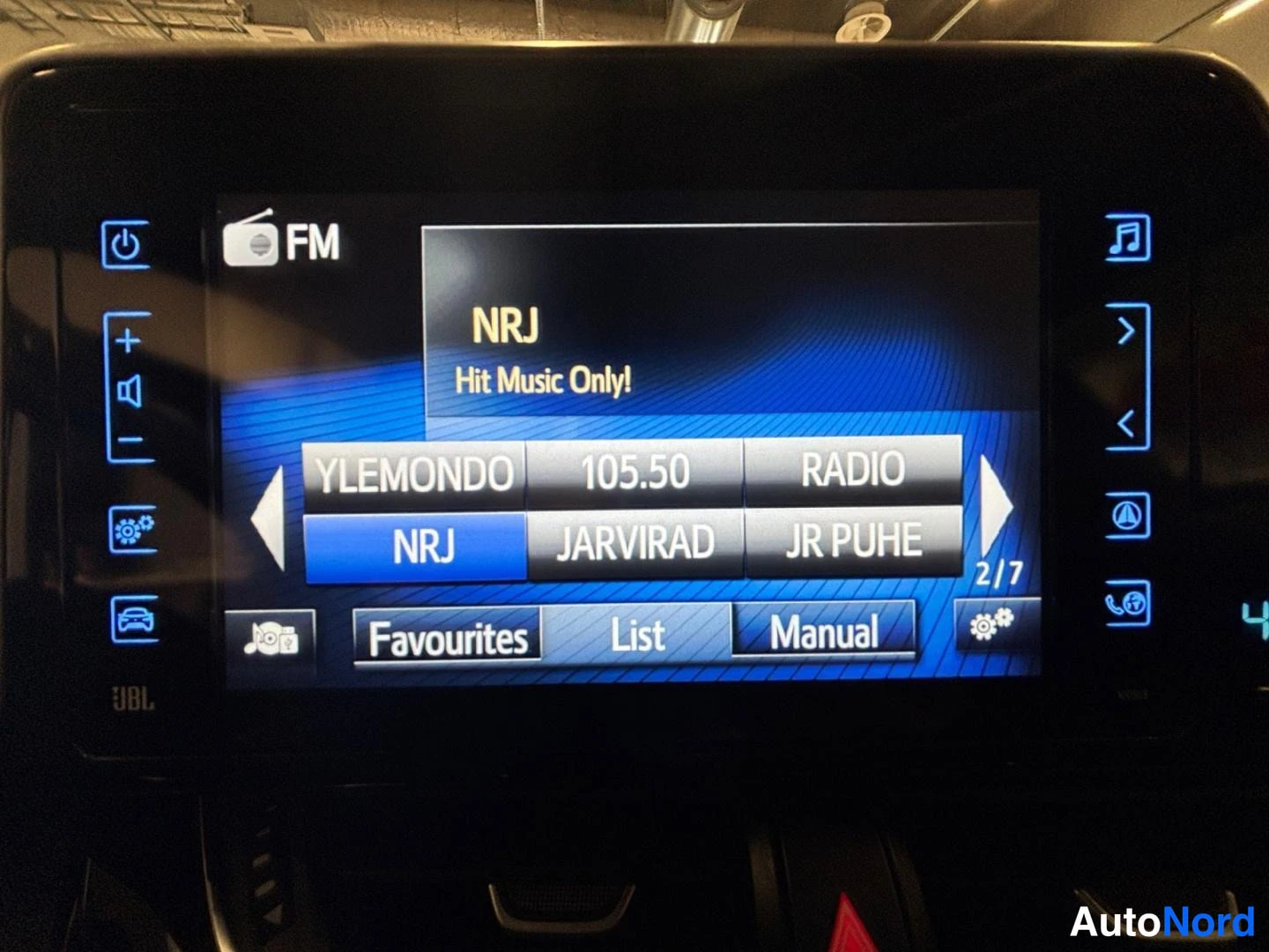 Muu: Etumusjärjestelmän näyttö FM-radiolla, valittu kanava NRJ, tallennetut asemat kuten YLEMONDO 105.50.