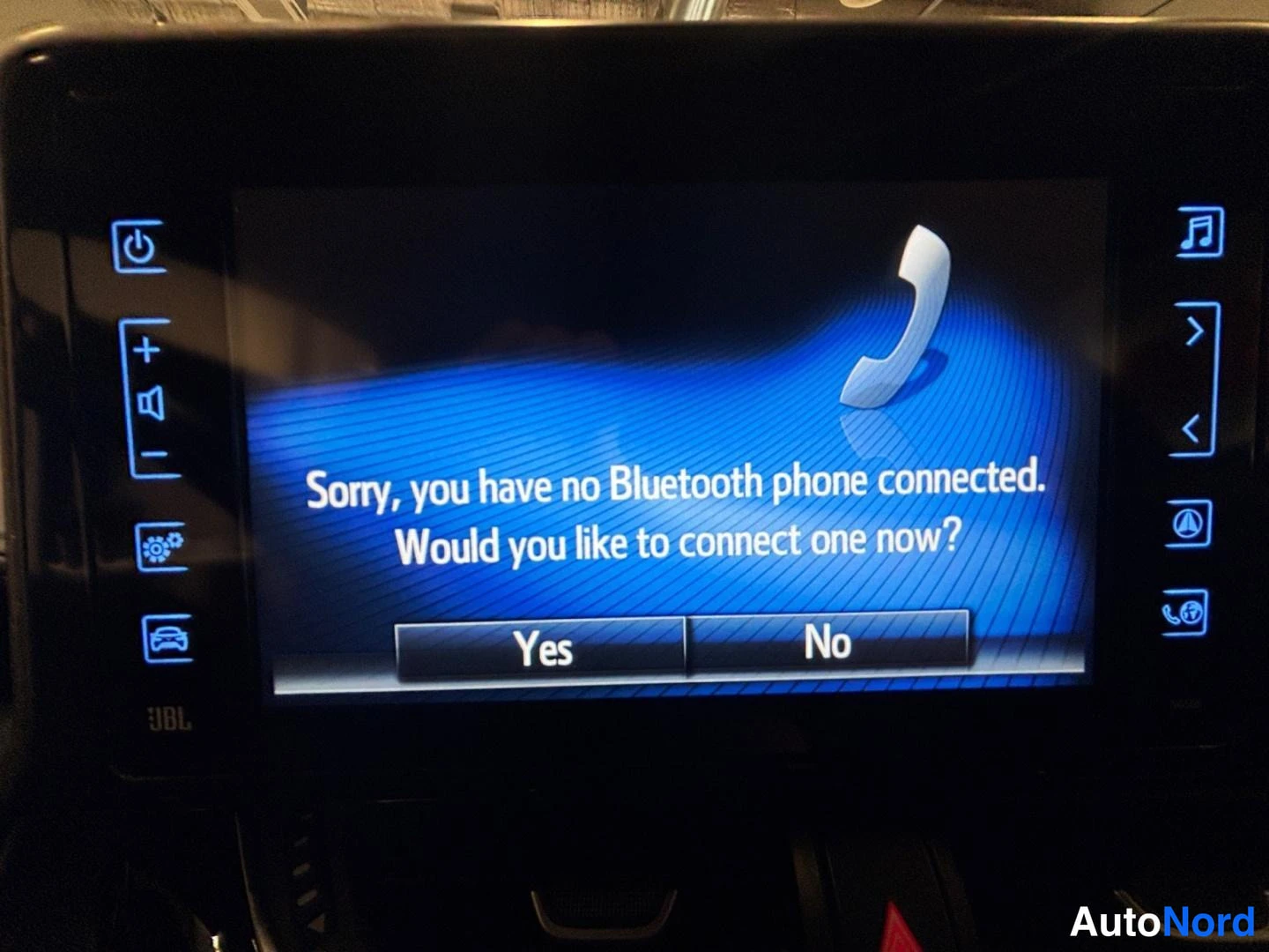 Muu: Infotainment-näytön Bluetooth-kehote: puhelinta ei ole yhdistetty, vaihtoehdot Yes ja No.