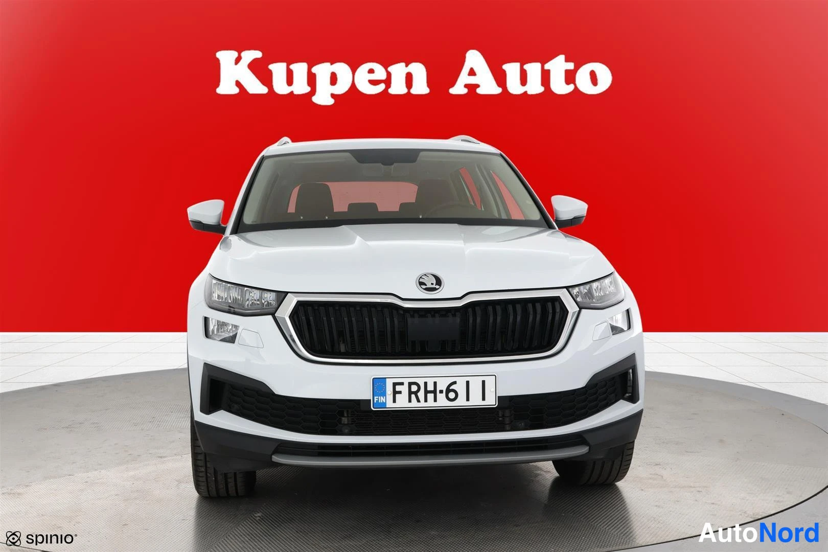 Edestä: Valkoisen Skoda Kodiaqin keula suoraan edestä, rekisterikilpi.