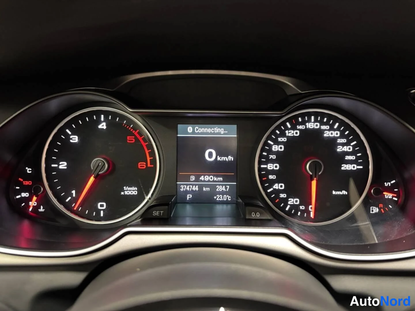 Edestä: Kojelautamittaristo: matkamittari 374 744 km, nopeus 0 km/h, vaihde P