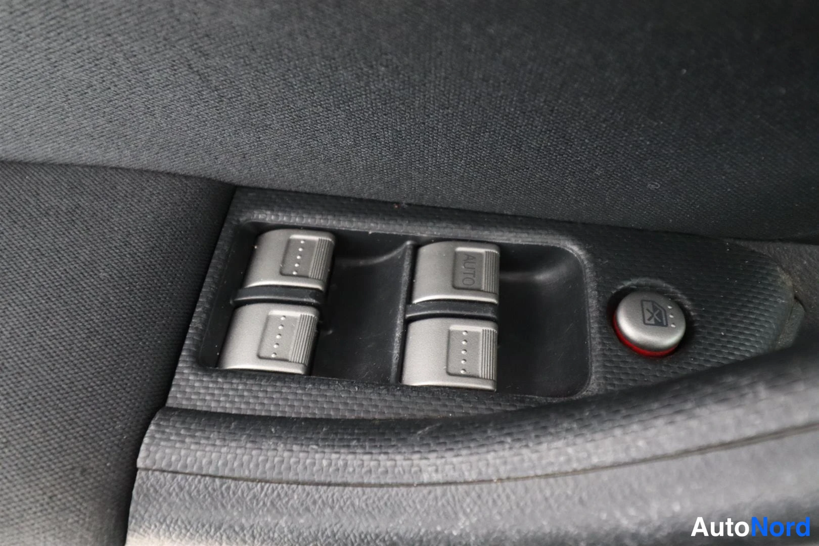 Muu: Oven sisäinen ikkunankytkinputki: neljä nappia, joista yhdessä AUTO-merkintä, sekä punainen lukitusnappi tummassa ovipaneelissa.