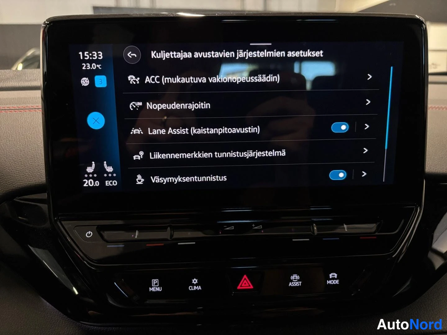 Muu: Infotainment-näyttö, Kuljettajaa avustavien järjestelmien asetukset: ACC, Nopeudenrajoitin, Lane Assist, Liikennemerkkien tunnistusjärjestelmä ja Väsymystunnist
