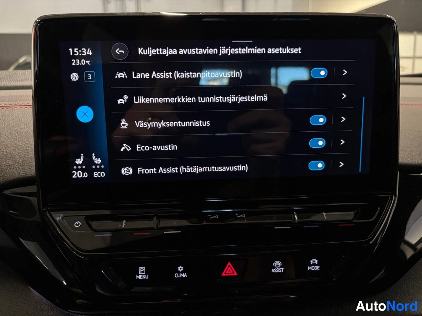 Muu: Keskikäyttöjärjestelmän asetusnäkymä, jossa Lane Assist, Liikennemerkkien tunnistusjärjestelmä, Väsymystunnistus, Eco-avustin ja Front Assist (hätäjarrutusavust
