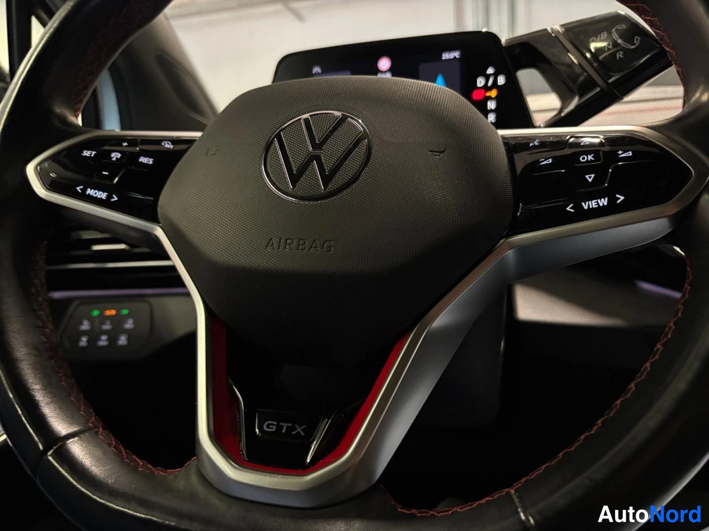 Yksityiskohta: Volkswagenin ohjauspyörä GTX-merkinnällä, AIRBAG-teksti ja monitoimapainikkeet.