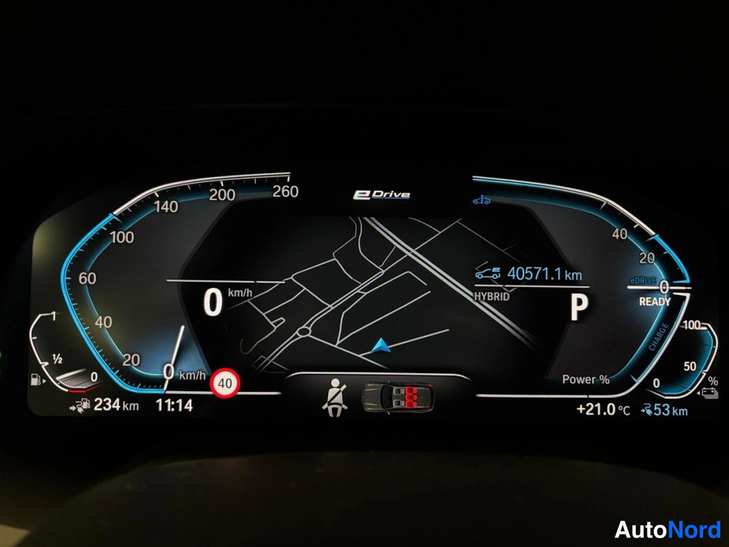 Muu: Digitaalinen mittaristo: hybriditäyttä, 40571.1 km, P, READY, 234 km toimintasäde ja 53 km sähkökantama.