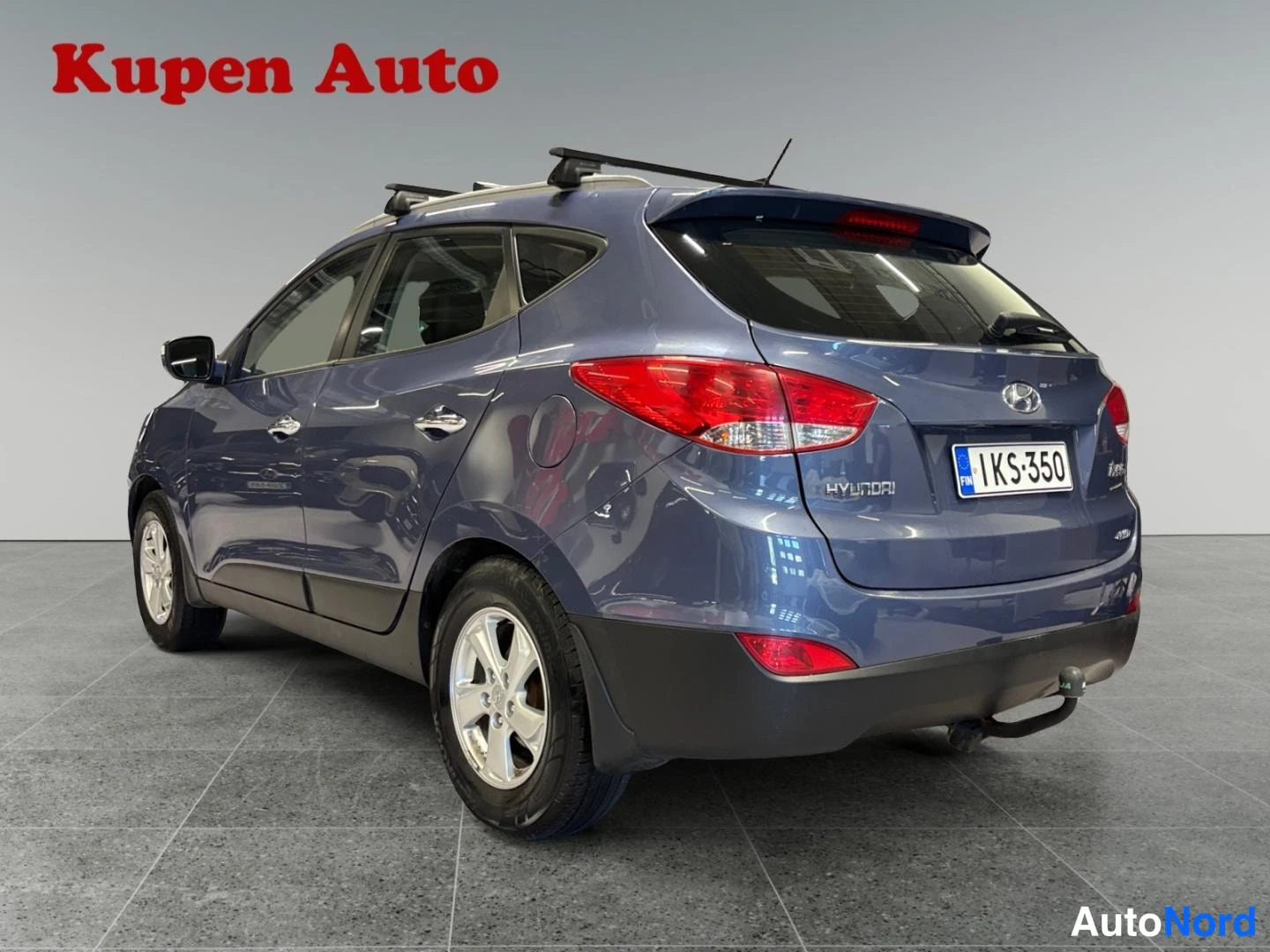 Takaviisto: Hyundai ix35 -maasturin takakulmanäkyvät kattotankineen, rekisterikilpi.