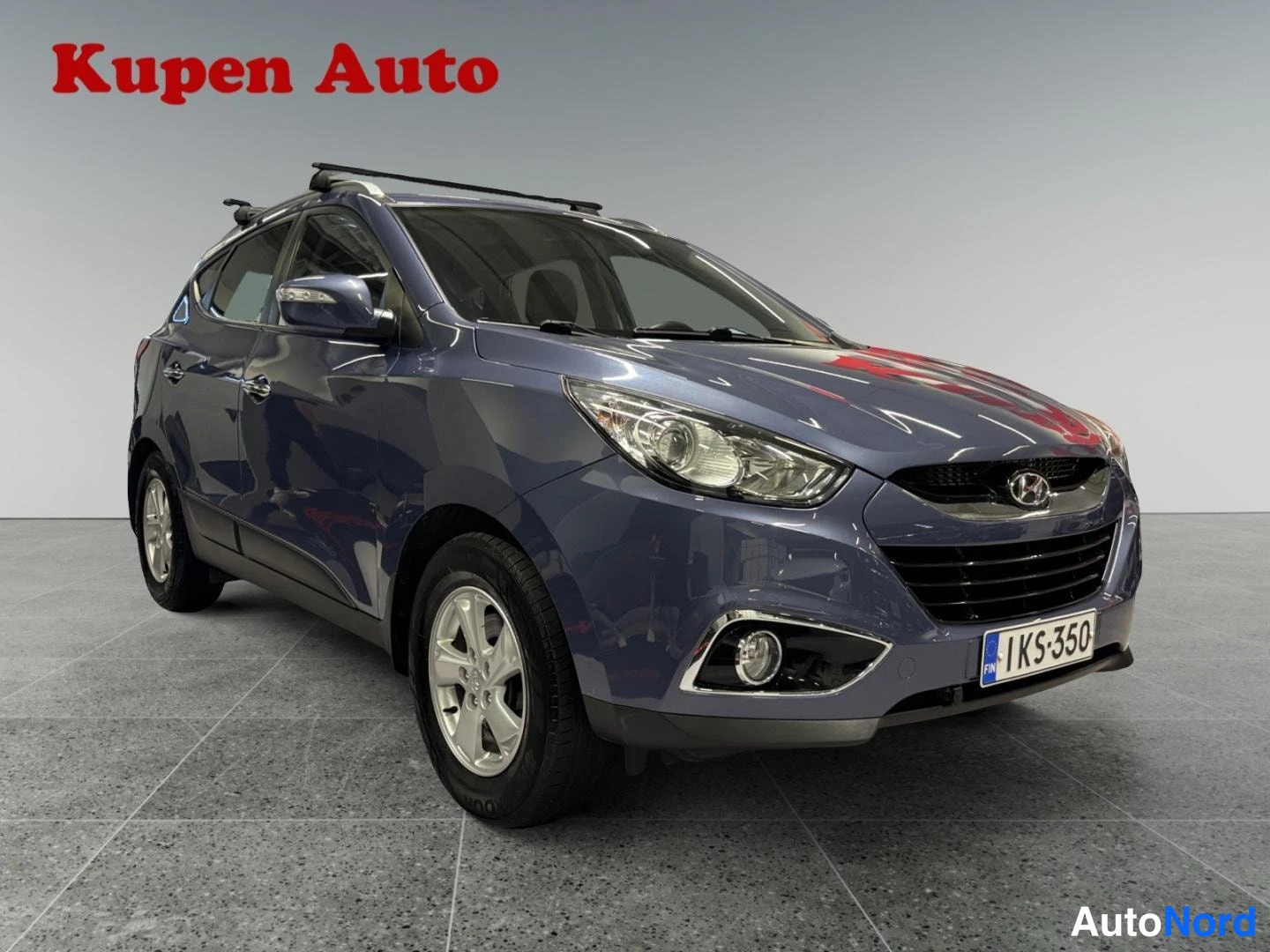 Etuviisto, nokka oikealle: Hyundai ix35 -maasturin etukulmanäkyvät kattotankineen, rekisterikilpi.