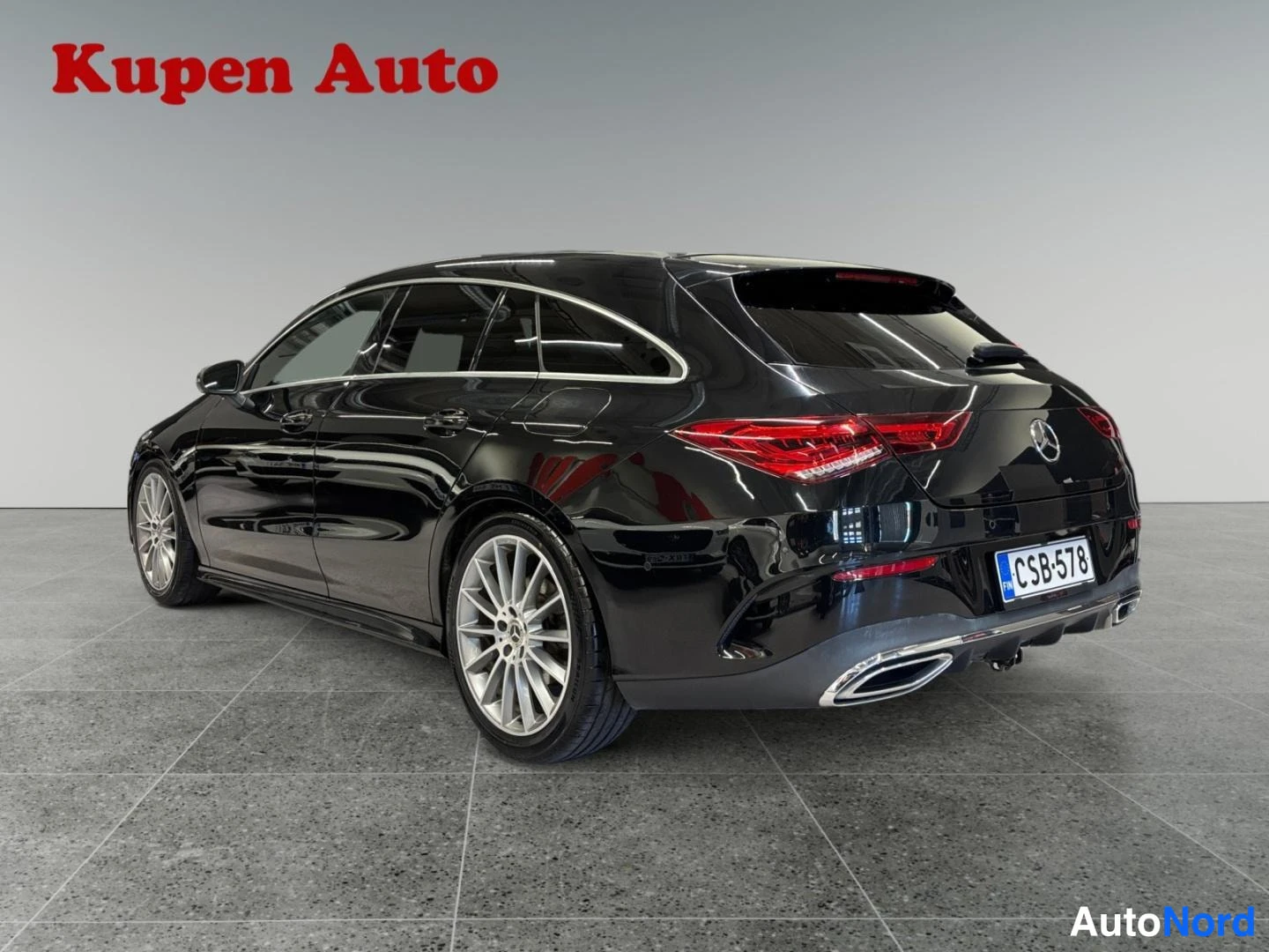 Takaviisto: Musta Mercedes-Benz CLA Shooting Brake kuvattu takaa vasemmalta kolmannelta; rekisterikilpi, kattavakki ja hopeiset vanteet näkyvät.
