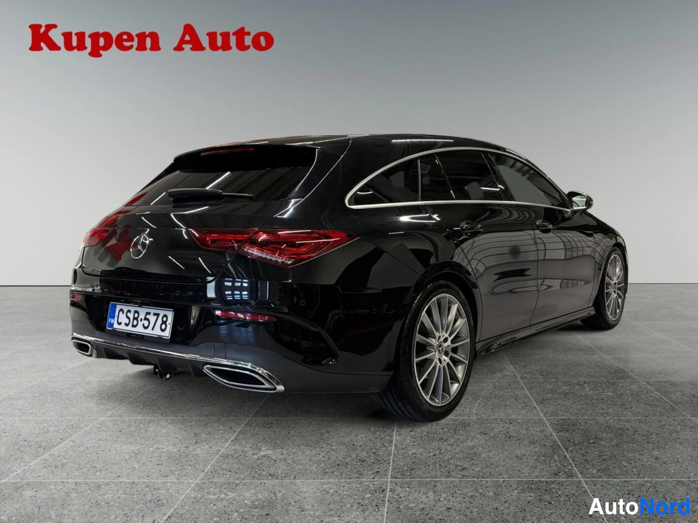 Takaviisto: Musta Mercedes-Benz CLA Shooting Brake takaa oikealta kuvattuna; rekisterikilpi ja kattavakki näkyvät.