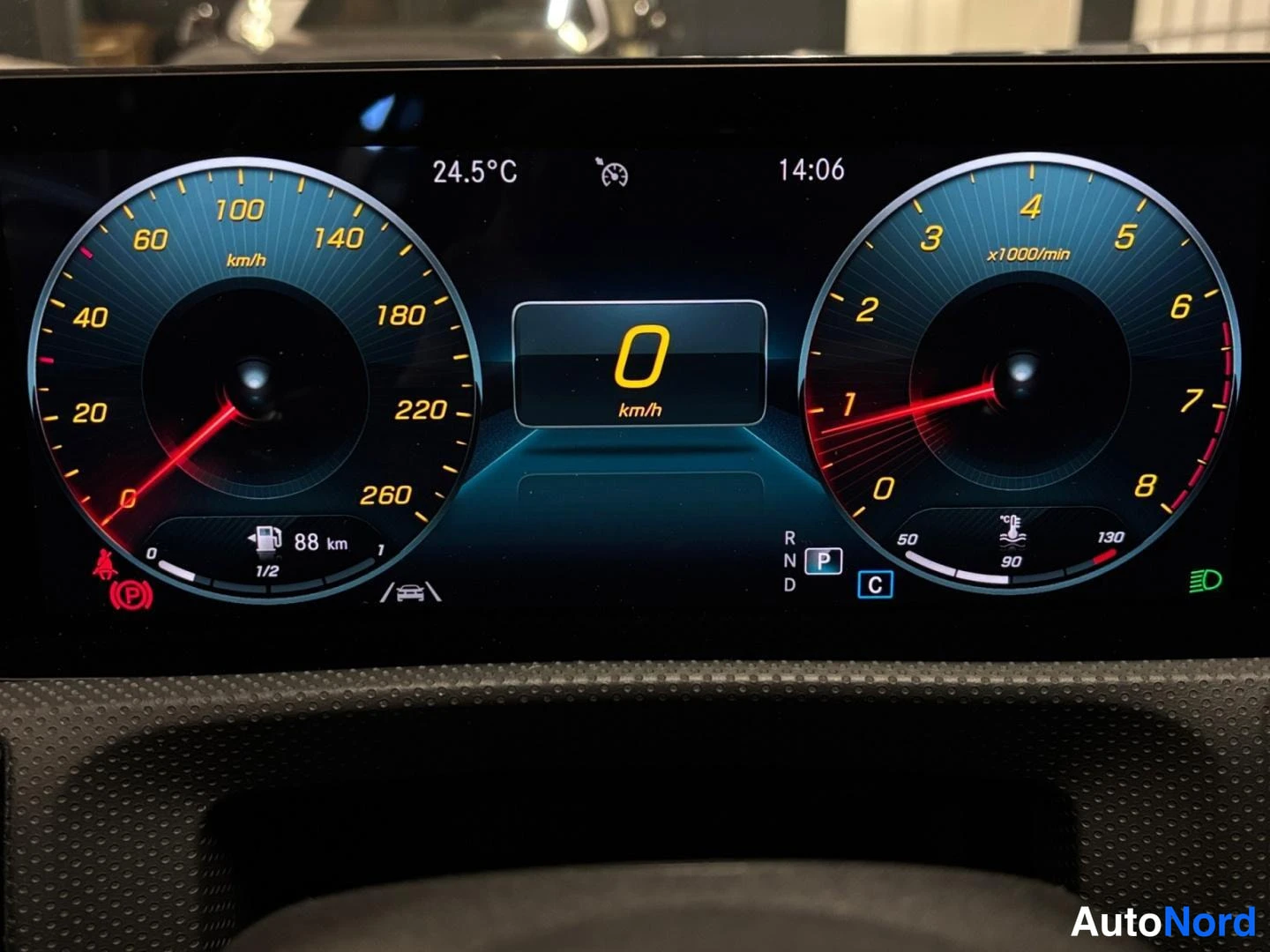Yksityiskohta: Mercedes-Benzin digitaalinen mittaristo: nopeusmittari 0 km/h, kierroslukumittari, polttoainetankin 88 km ja vaihde P.