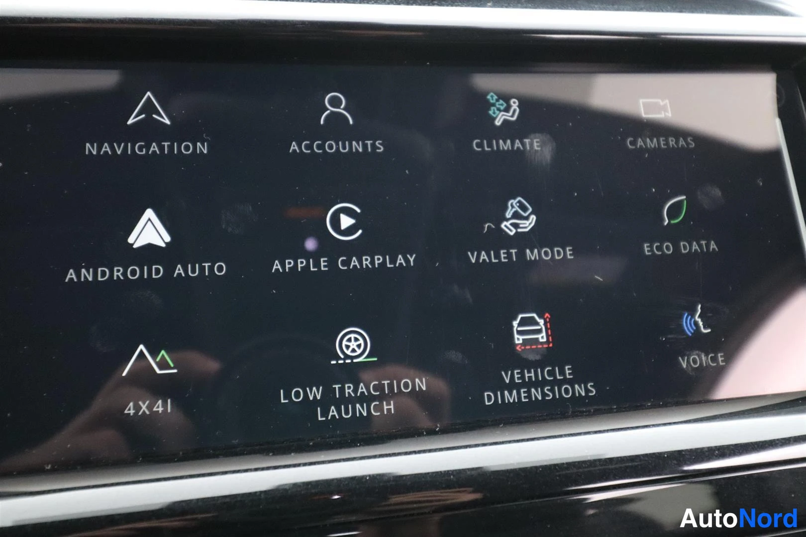 Muu: Auton infotainment-näytön valikko, jossa valinnat Navigation, Accounts, Climate, Cameras, Android Auto, Apple CarPlay, Valet Mode, Eco Data, 4X4I, Low Traction