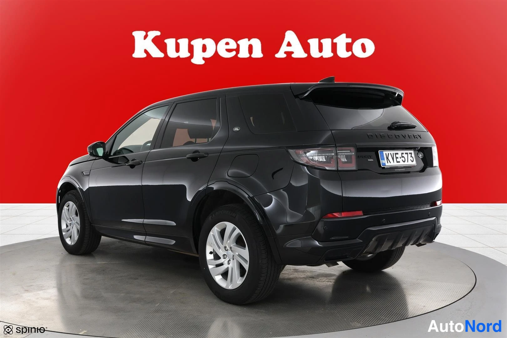 Takaviisto: Land Rover Discovery Sport musta, takakolmavelvaus; takaosa ja kylki näkyvissä, porttiperä, rekisteritunnus.