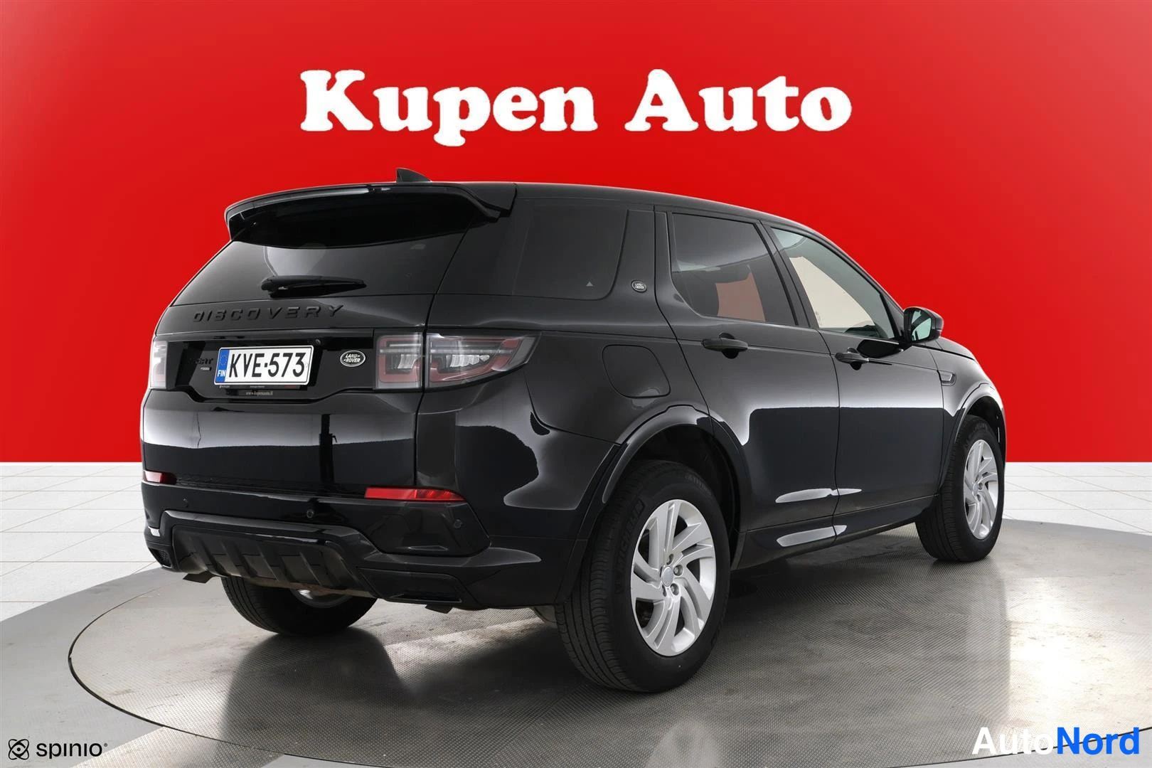 Takaviisto: Mustan Land Rover Discovery Sportin takaosa ja oikea sivuprofiili kulmakkailta, hopeavanteet, rekisterikilpi.