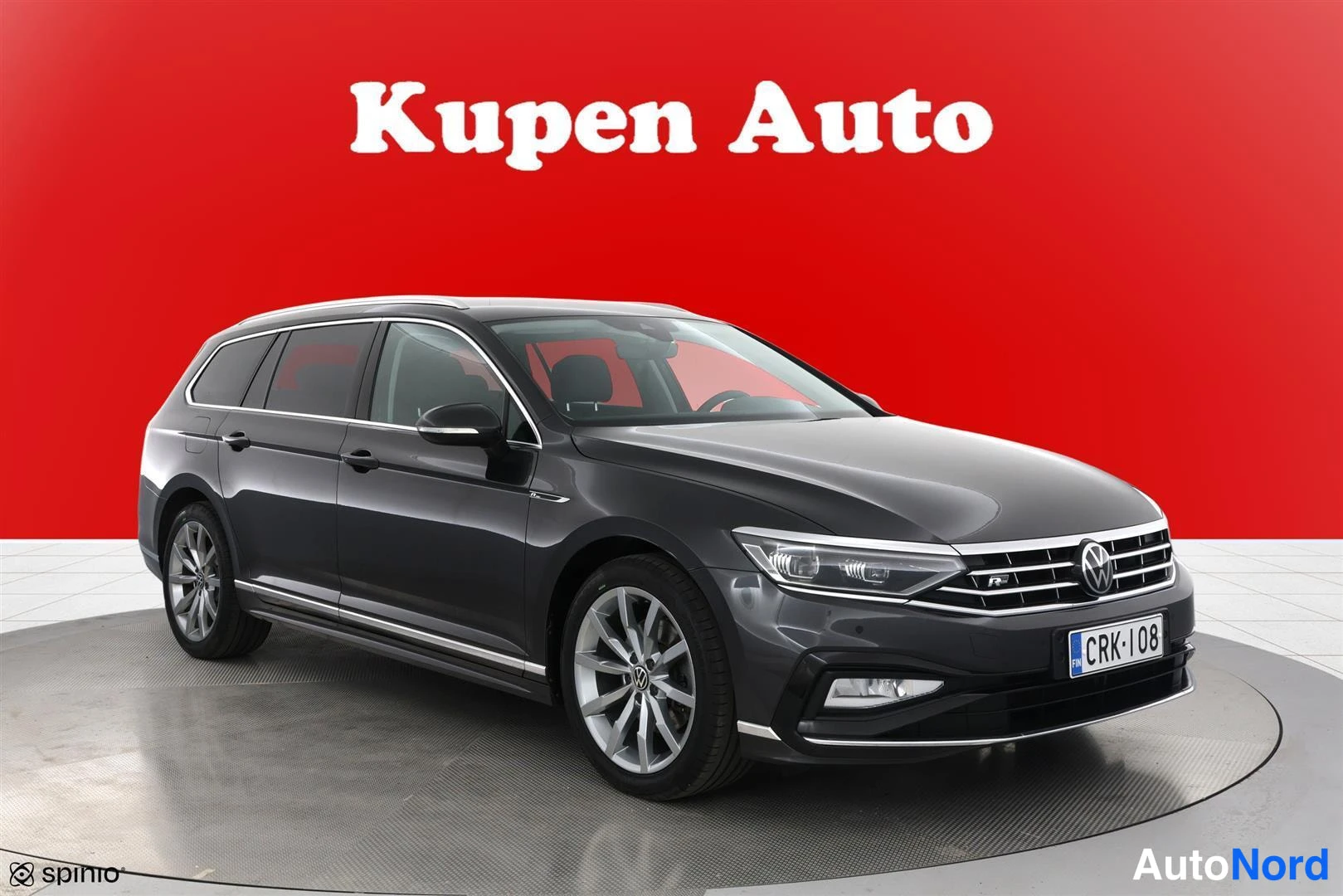 Etuviisto, nokka oikealle: Tummansininen Volkswagen Passat -farmari kolmeen neljäsosaan edestä oikealta, rekisteritunnus.