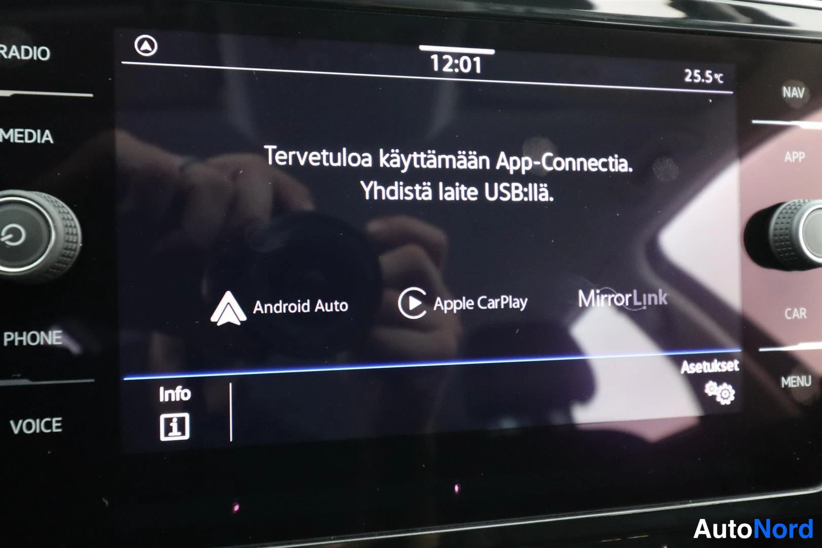 Yksityiskohta: Infotainment-näyttö: App-Connect-tervetulonäyttö, Android Auto, Apple CarPlay ja MirrorLink, kello 12:01, 25,5 °C.