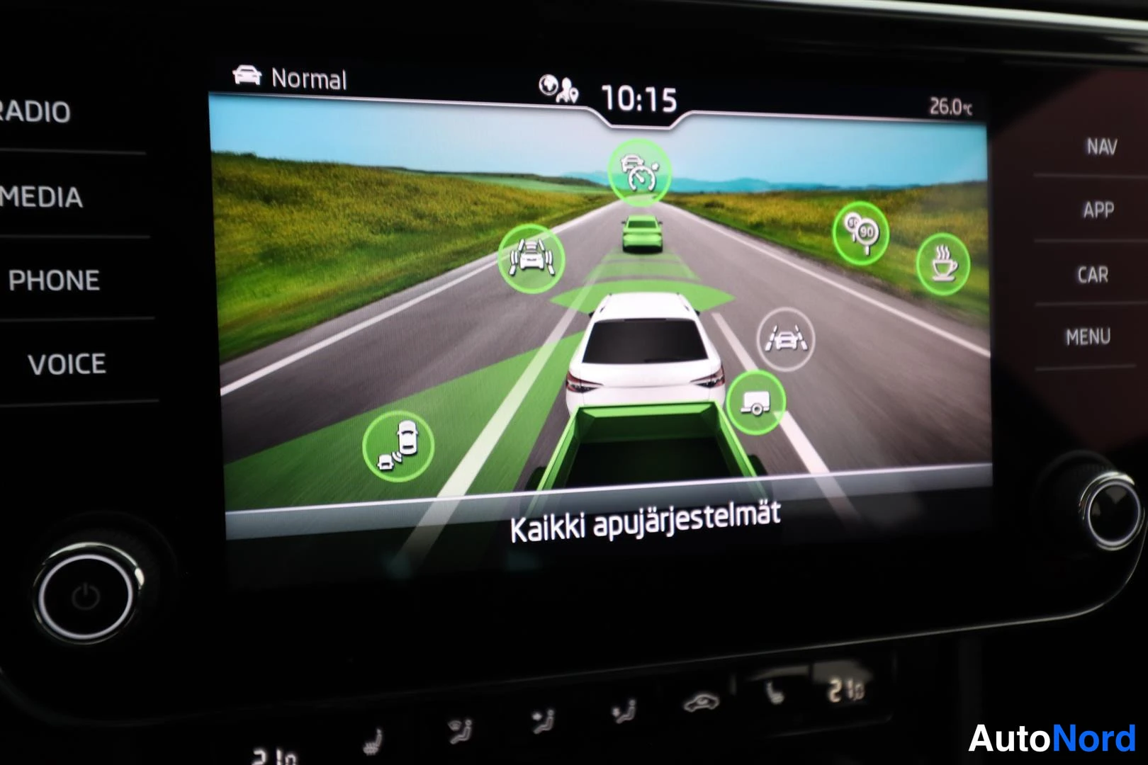 Muu: Infotainment-näyttö, jossa on kuvattu ajon apujärjestelmien tila ja teksti 'Kaikki apujärjestelmät'.